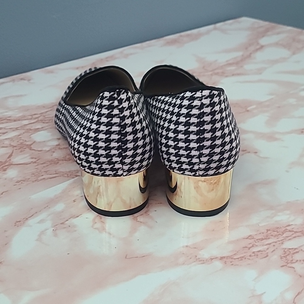 EUC Ann Taylor Black White Chevron Gold Heel Pointed Toe Flat Sz 7.5M - Picture 5 of 7